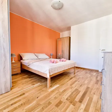 Apartment Spacious Aria Split