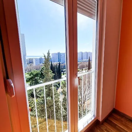 Apartment Spacious Aria Split