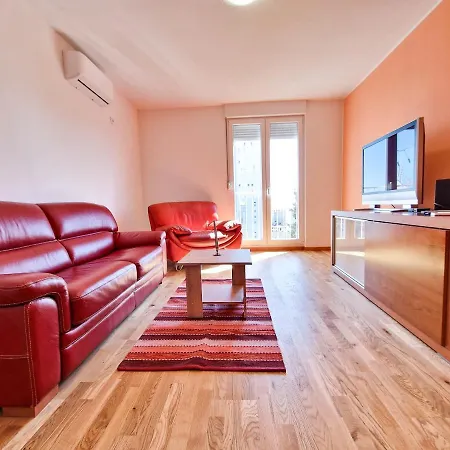 Spacious Aria Apartment Split